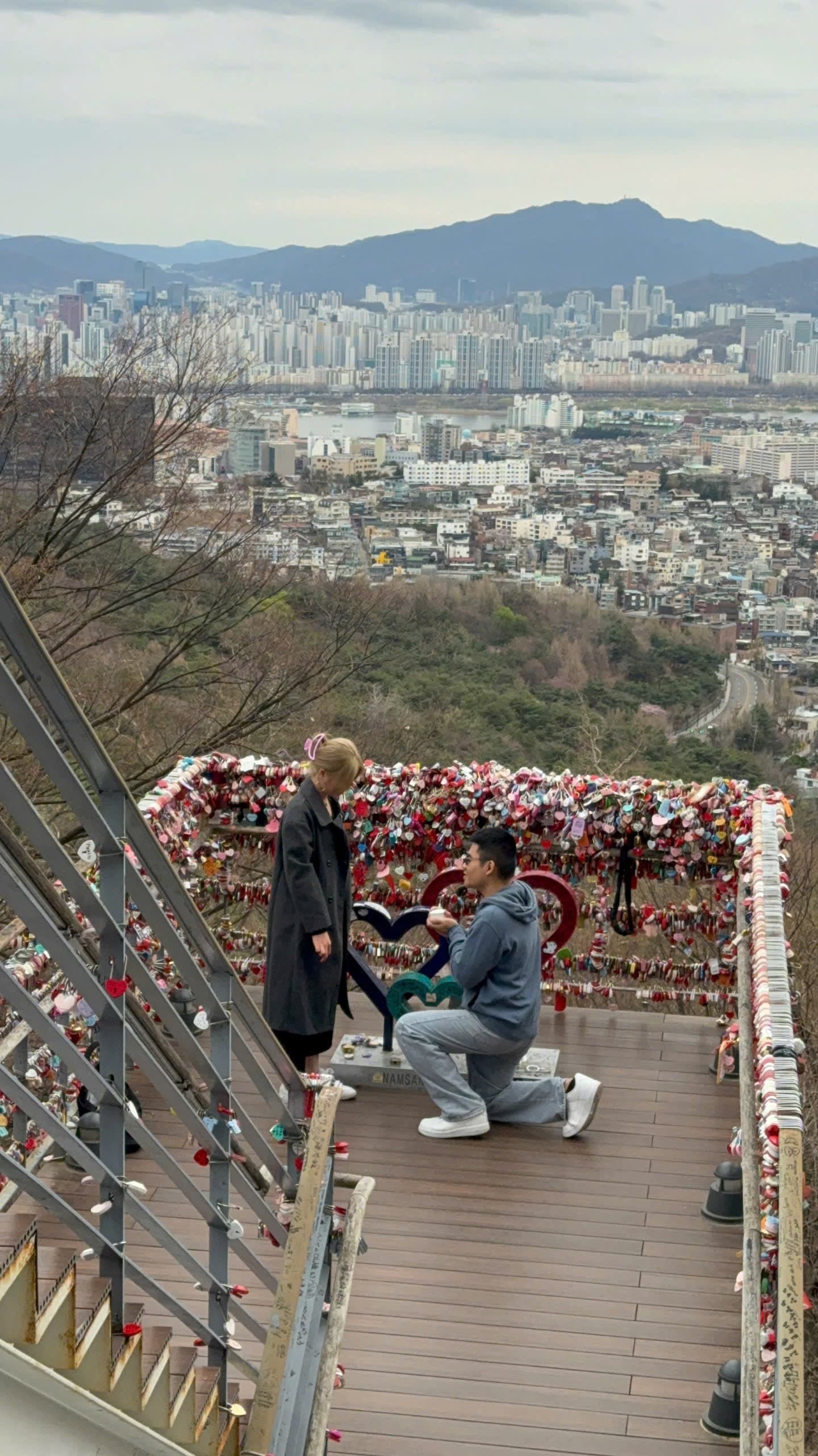 Khoảnh khắc cầu hôn trên đỉnh N Seoul Tower